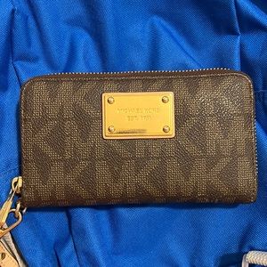 Michael Kors Wristlet -used several times, from a smoke & pet free home.